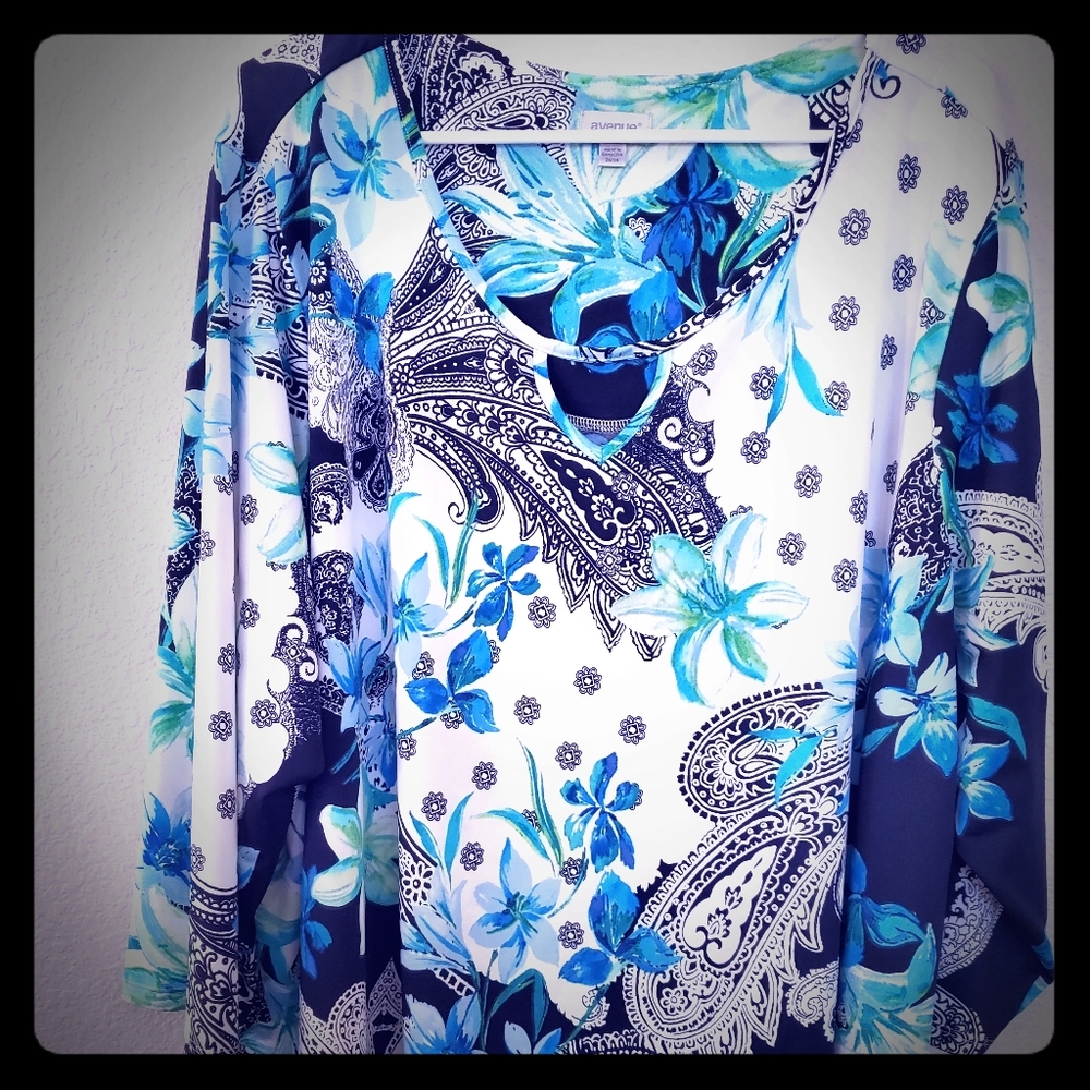 Plus size Floral top by Avenue